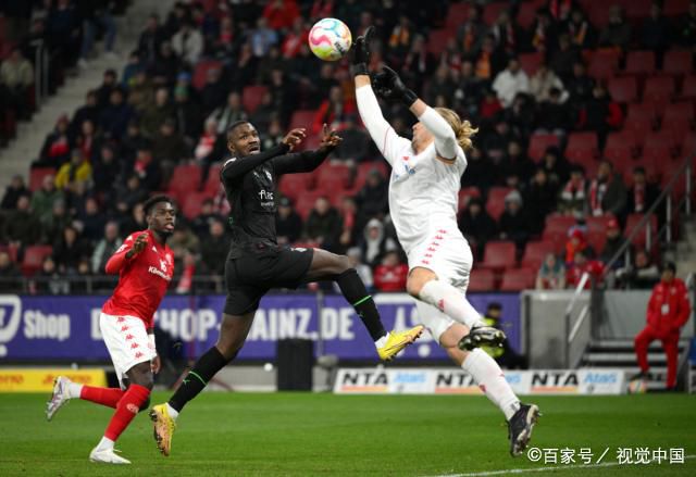 另外两人也向往里挤，司机忙说：咱们后排只有两个座位，所以您三位其中一个坐副驾吧。